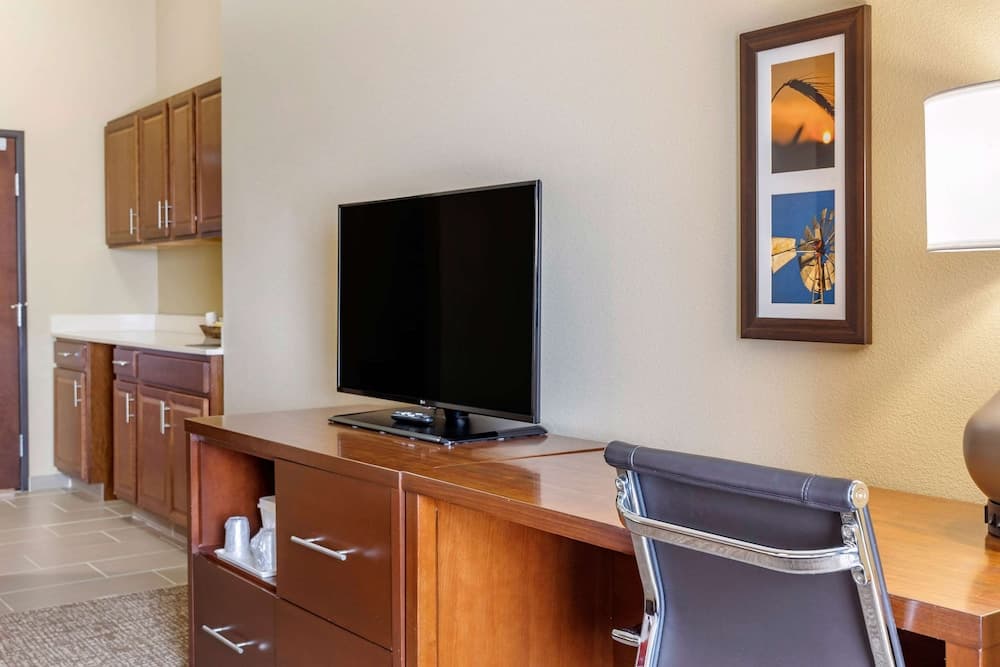 Comfort Inn & Suites Augusta interior in Augusta, KS — gallery photo 2