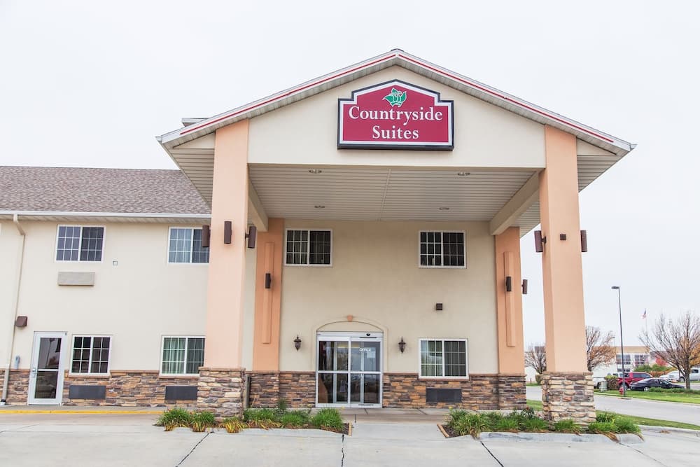 BridgePointe Inn & Suites by BPhotels, Lincoln I-80/27th St featured exterior or lobby in Lincoln, NE — similar hotel