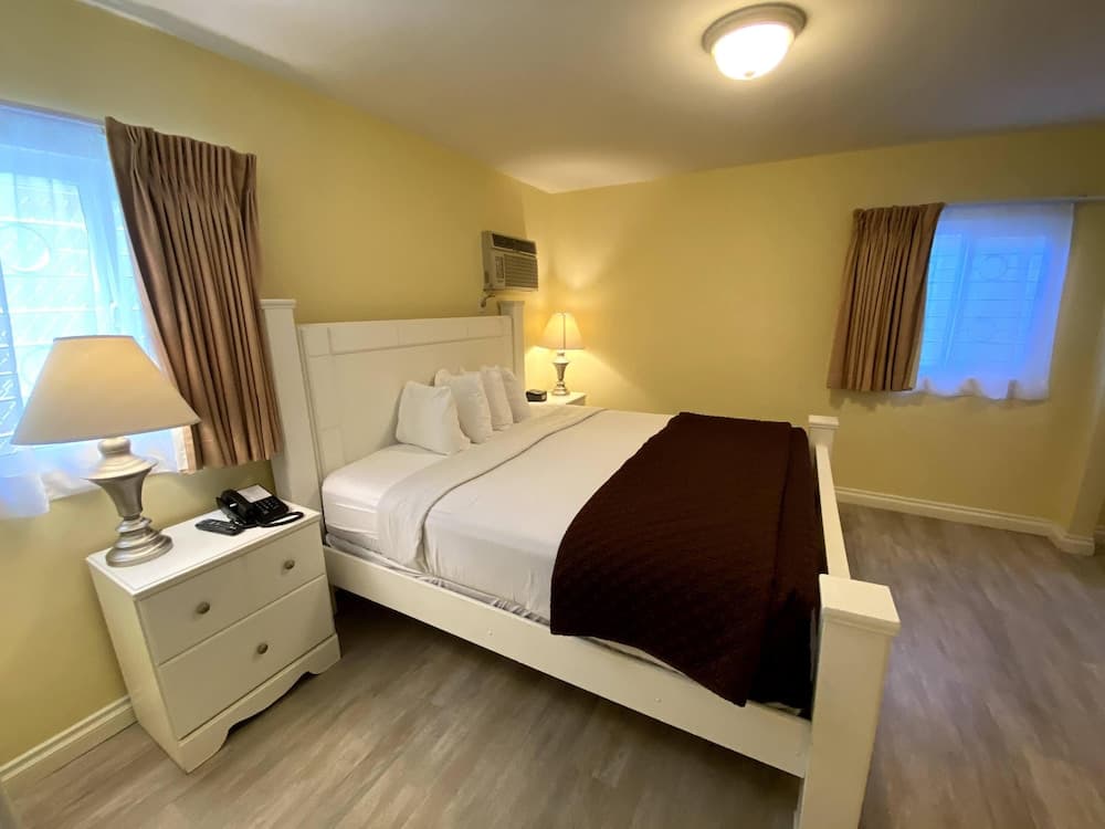 Hollywood Celebrity Hotel interior in Los Angeles, CA — gallery photo 2