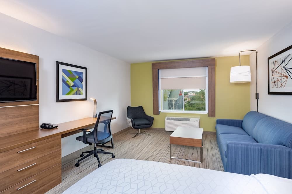 Holiday Inn Express & Suites Elkhart North by IHG interior in Elkhart, IN — gallery photo 2
