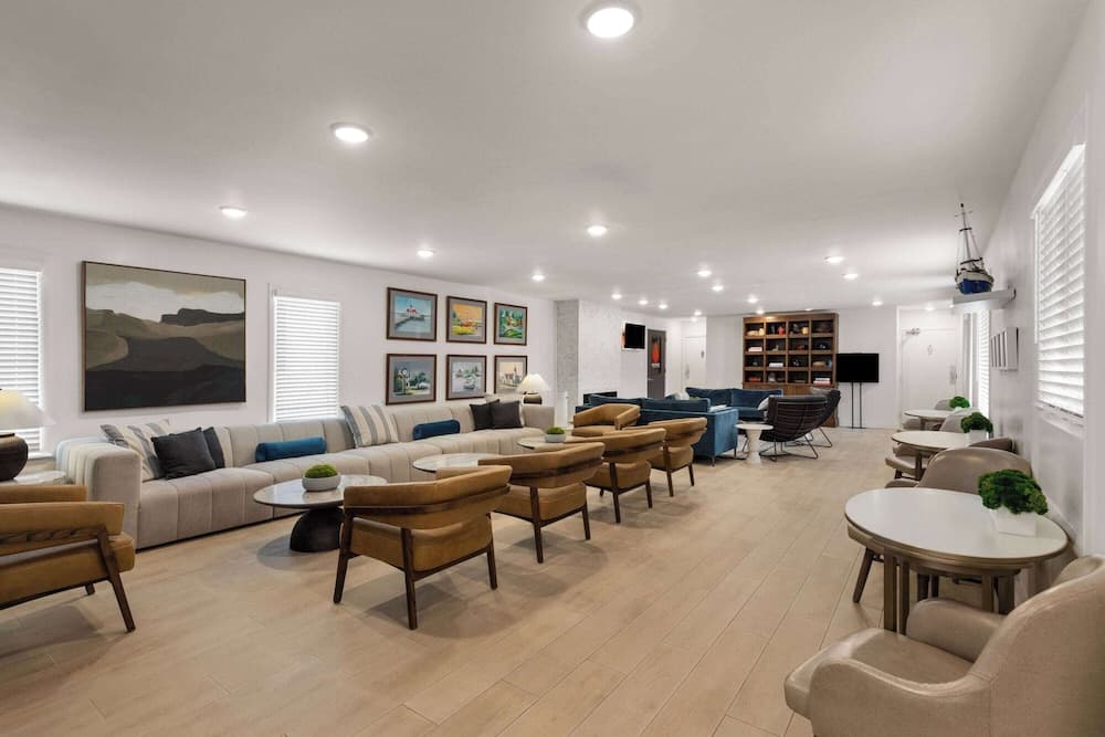 Hotel Manteo, Trademark Collection by Wyndham interior in Manteo, NC — gallery photo 2
