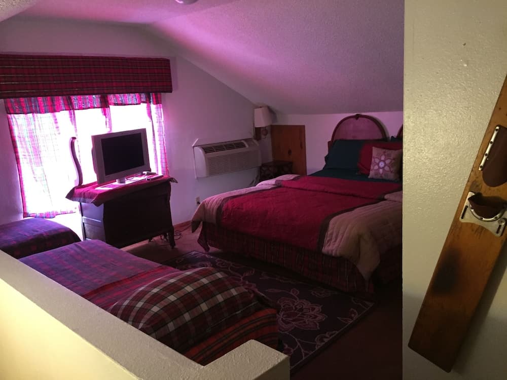 Pine Rose Inn interior in Oakhurst, CA — gallery photo 2