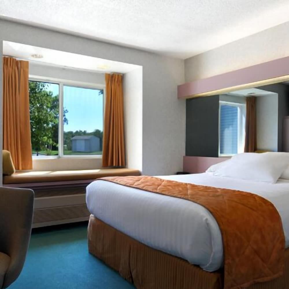 CenterWay Hotel Tonawanda property views in Tonawanda, NY — gallery photo 3