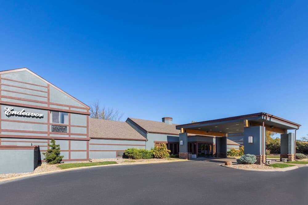 Endeavor Inn & Suites, Trademark Collection by Wyndham — hotel in Topeka, Kansas