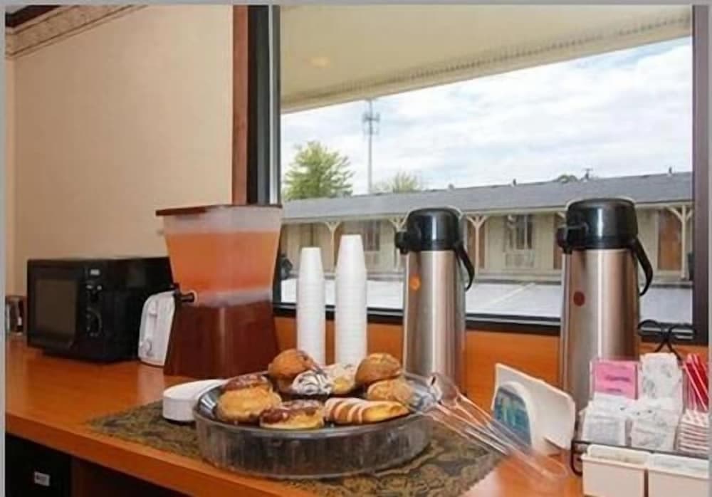 Americas Best Value Inn & Suites Warren Detroit property views in Warren, MI — gallery photo 3
