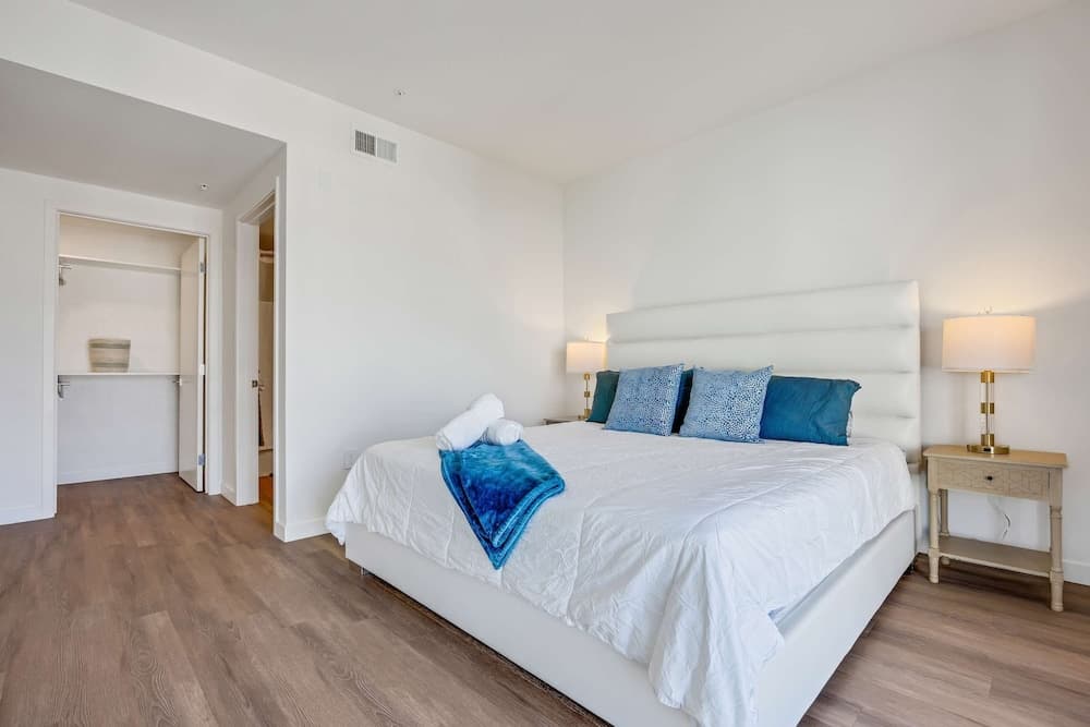 Luxury 2BR by Oneluxstay property views in Los Angeles, CA — gallery photo 3