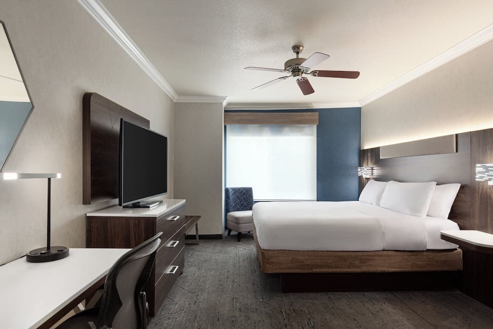 Holiday Inn Express and Suites Bakersfield Central by IHG interior in Bakersfield, CA — gallery photo 2