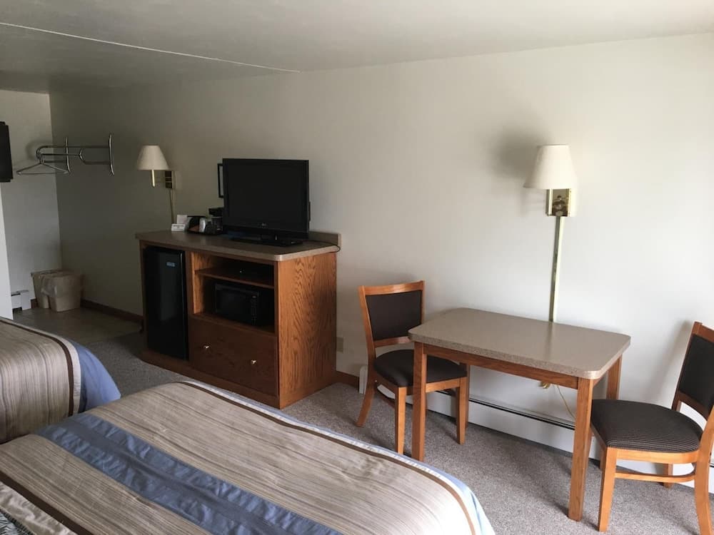 Coho Motel and Suites property views in Kewaunee, WI — gallery photo 3