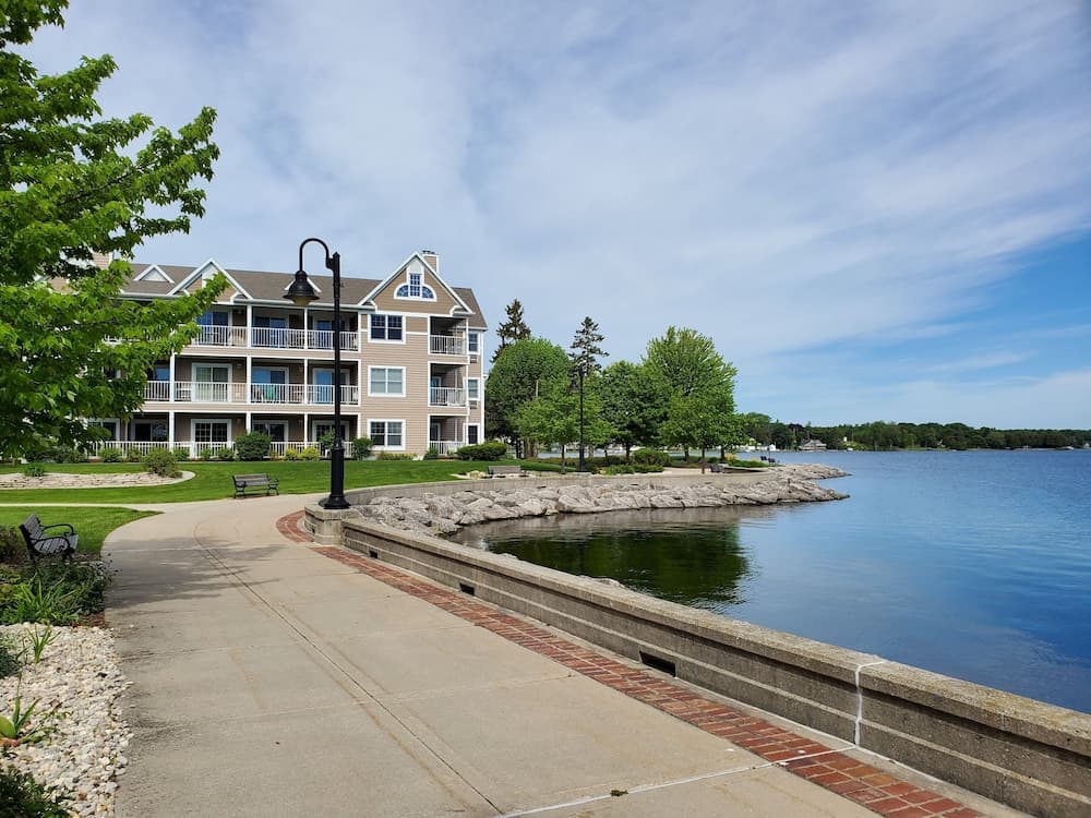 Bridgeport Waterfront Resort featured exterior or lobby in Sturgeon Bay, WI — similar hotel
