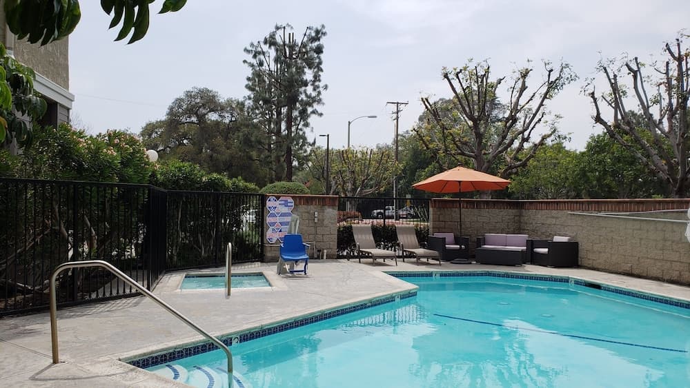Oak Tree Inn property views in Monrovia, CA — gallery photo 3