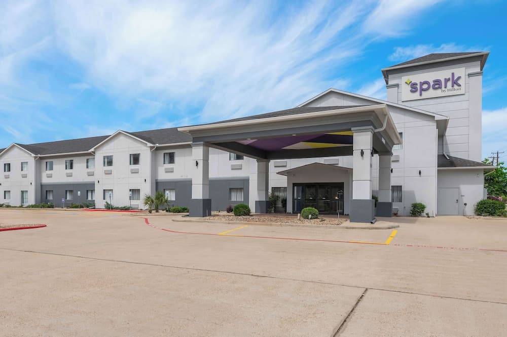 Spark by Hilton Mansfield featured exterior or lobby in Mansfield, LA — similar hotel