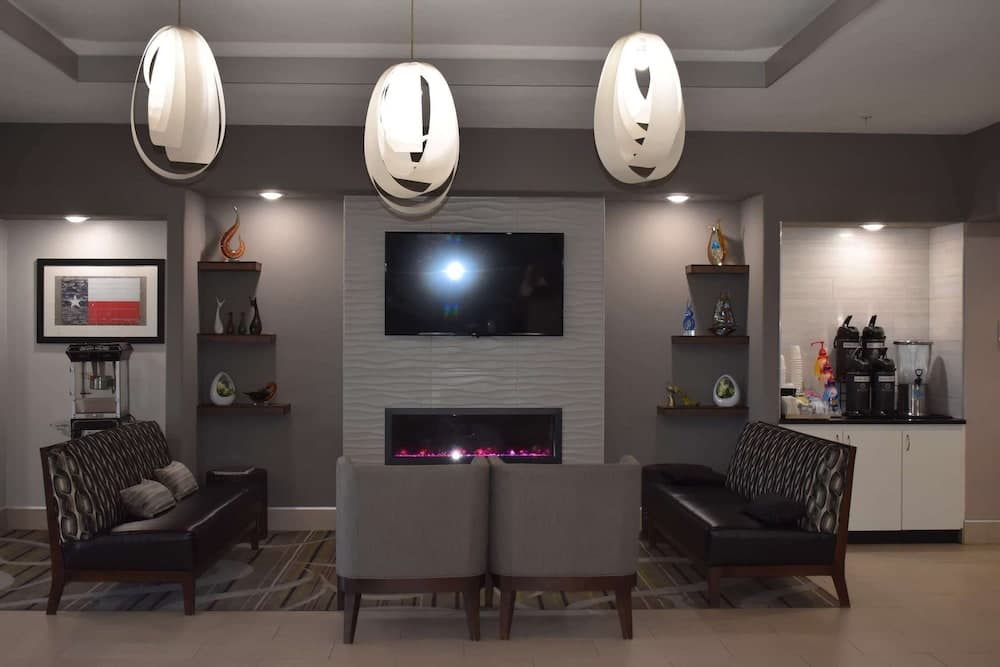 La Quinta Inn & Suites by Wyndham Kyle - Austin South interior in Kyle, TX — gallery photo 2