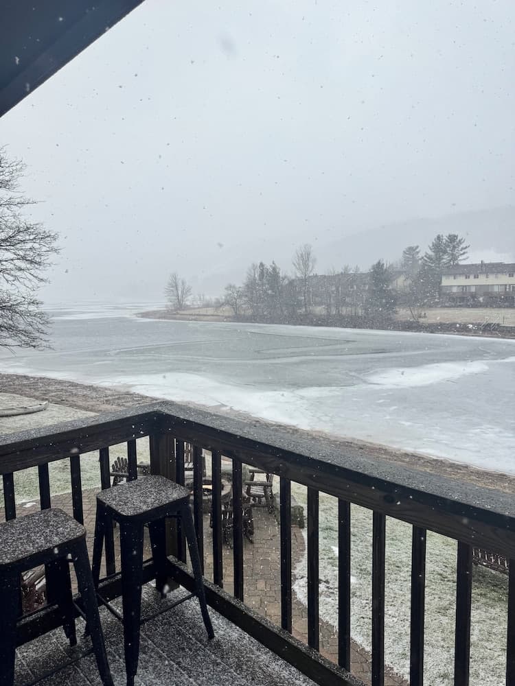 LakeFront Lodge interior in McHenry — gallery photo 2