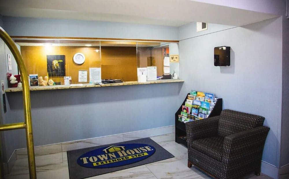 Town House Extended Stay Hotel Downtown interior in Lincoln, NE — gallery photo 2