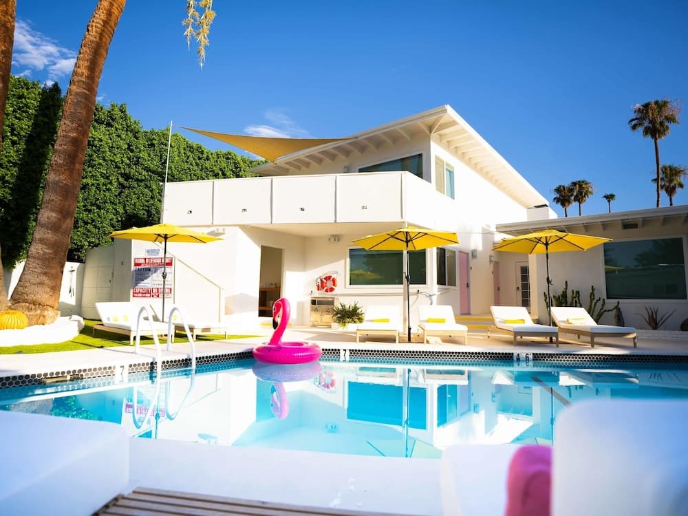 Deluxe Room, 1 King Bed, Kitchen, Pool View interior in Palm Springs, CA — gallery photo 2