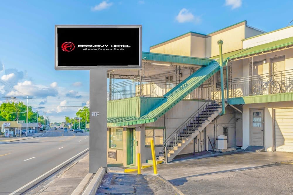 Economy Hotel Covington property views in Covington, TN — gallery photo 3