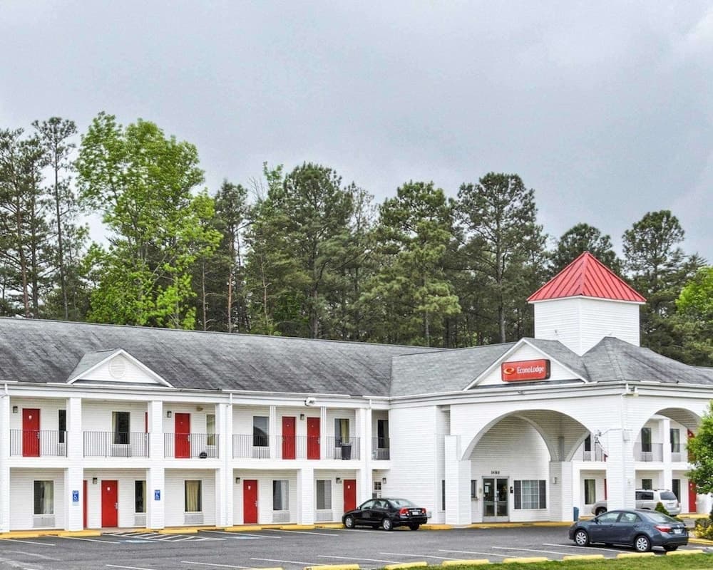 Econo Lodge Ruther Glen featured exterior or lobby in Ruther Glen, VA — similar hotel