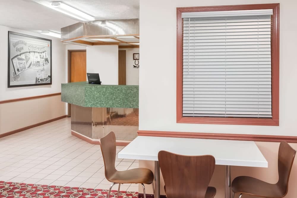 Super 8 by Wyndham Shipshewana interior in Shipshewana, IN — gallery photo 2