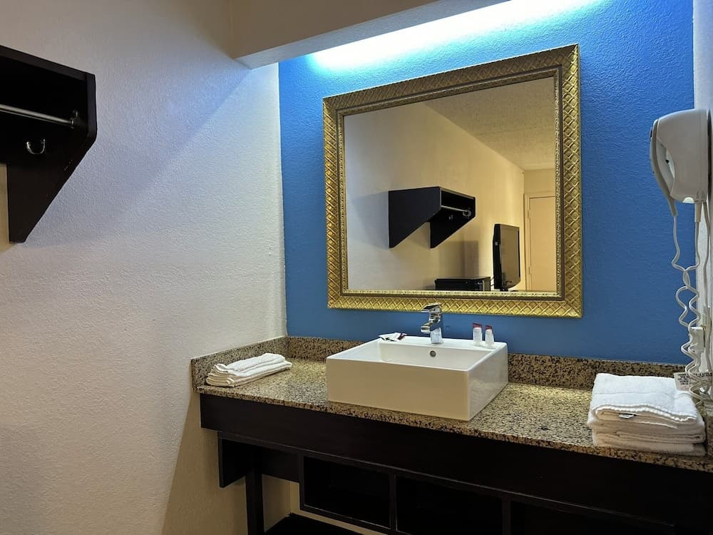 American Inn and Suites Bishop gallery photo in Flint, MI — image 9