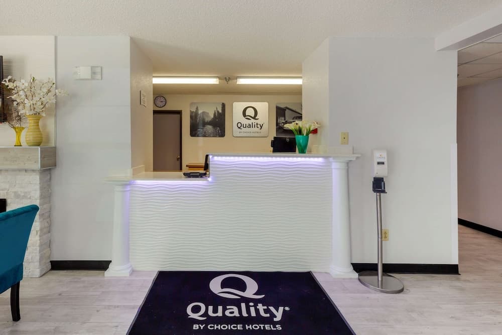 Quality Inn Lee - Lenox South interior in Lee — gallery photo 2