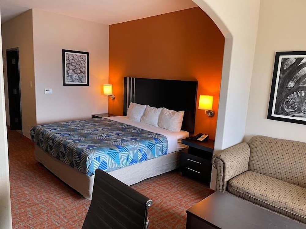 Lucky Villa a boutique Hotel interior in Gonzales, LA — gallery photo 2
