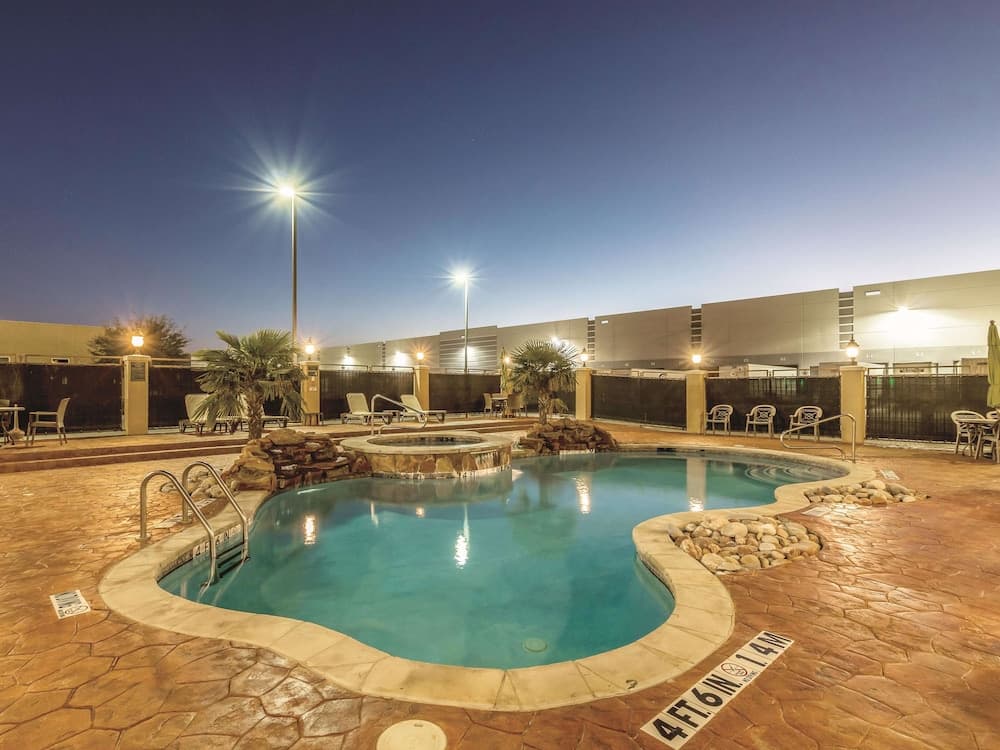 La Quinta Inn & Suites by Wyndham Dallas Grand Prairie South gallery photo in Grand Prairie, TX — image 9