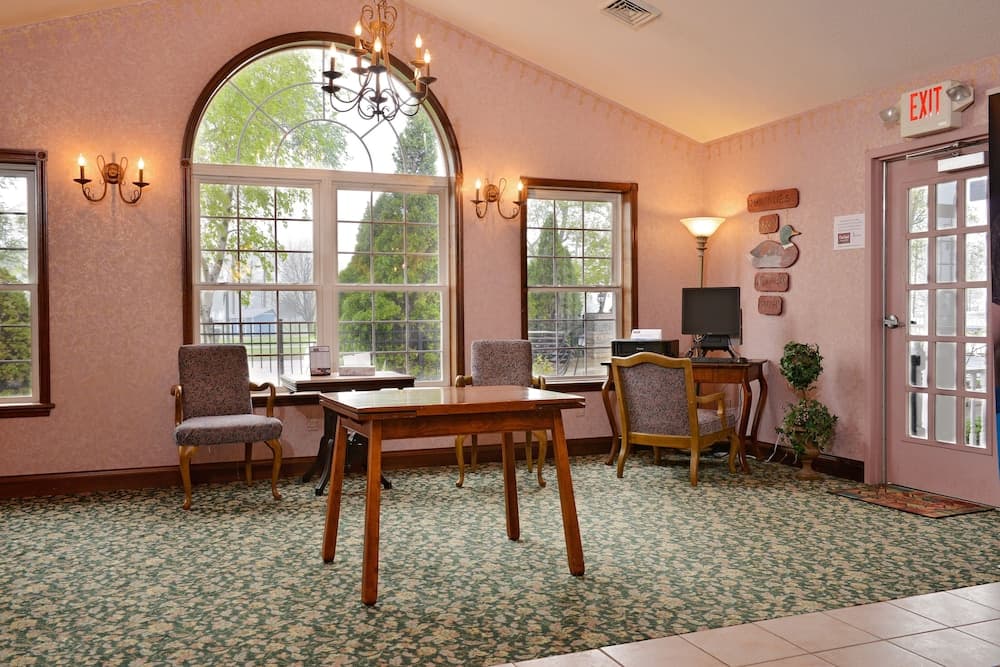 Our Guest Inn and Suites - Downtown interior in Port Clinton, OH — gallery photo 2