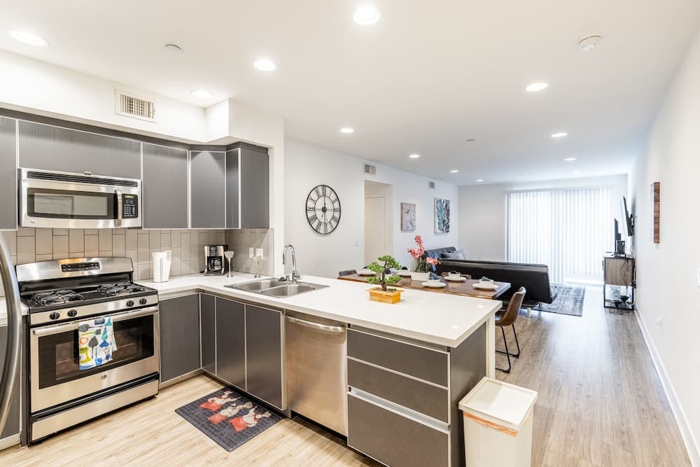 Heaven on Hollywood Boulevard Furnished Apartments property views in Los Angeles, CA — gallery photo 3
