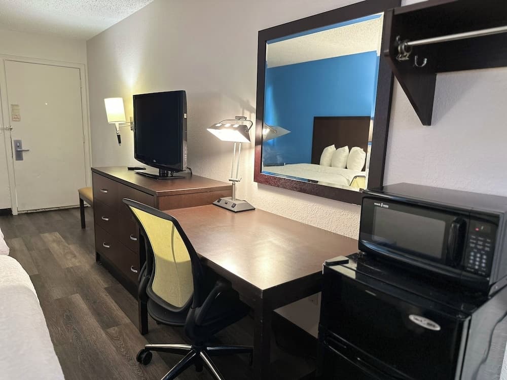 American Inn and Suites Bishop gallery photo in Flint, MI — image 4