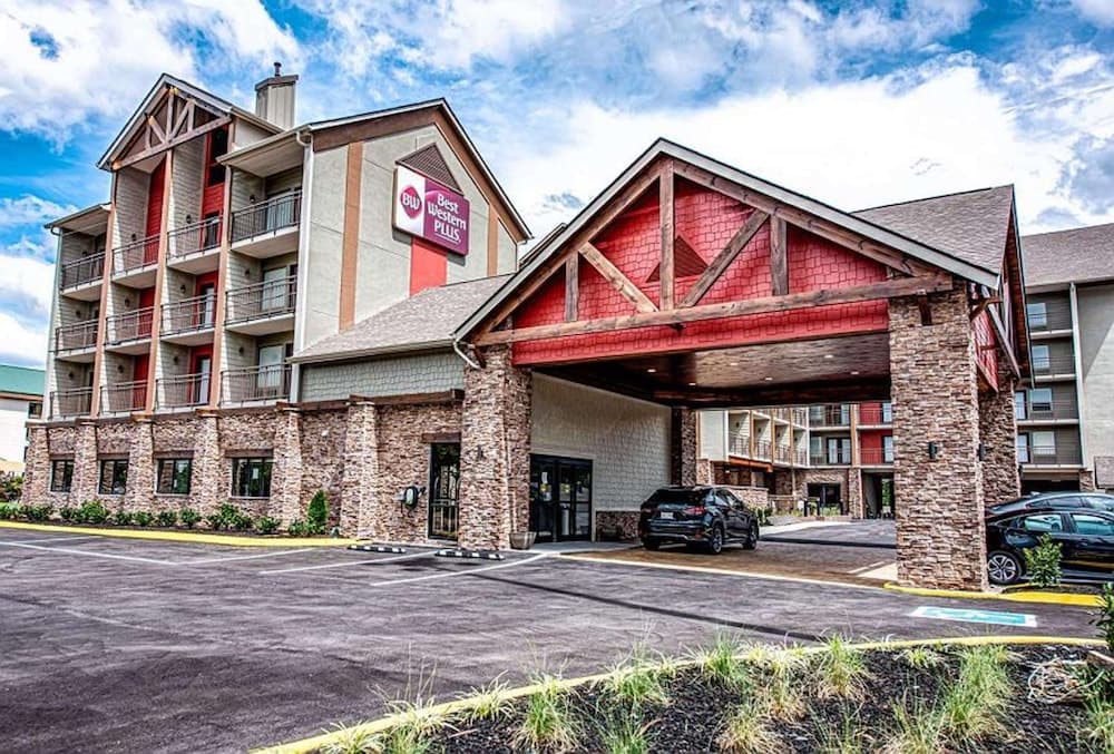 Best Western Plus Apple Valley Lodge Pigeon Forge featured exterior or lobby in Pigeon Forge, TN — similar hotel