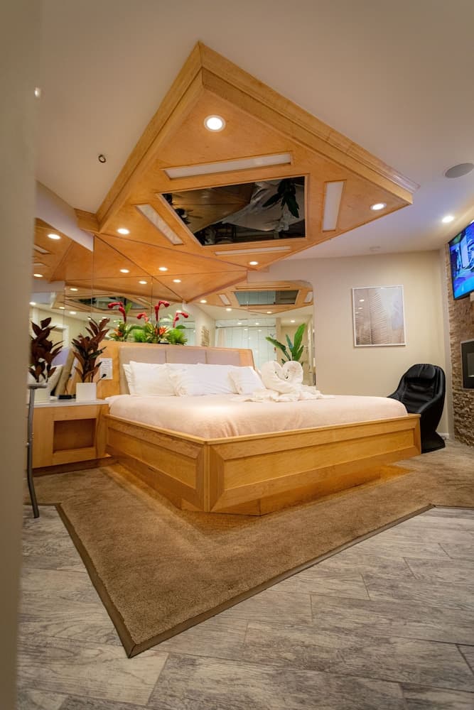 Sybaris Pool Suites property views in Downers Grove, IL — gallery photo 3