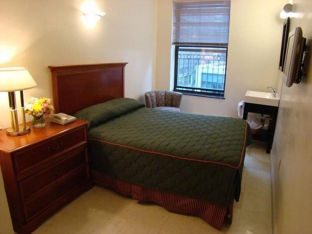 Americana Inn interior in New York, NY — gallery photo 2