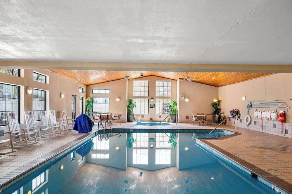 White Pines Inn & Suites gallery photo in Holland, MI — image 19