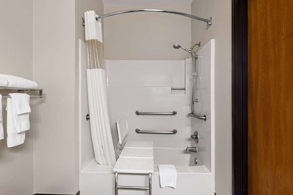 Baymont by Wyndham Waterloo gallery photo in Waterloo, IA — image 4