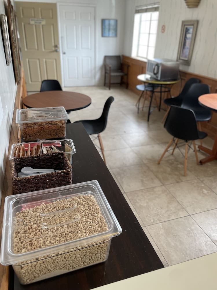Inn On The Beach interior in Ventura, CA — gallery photo 2