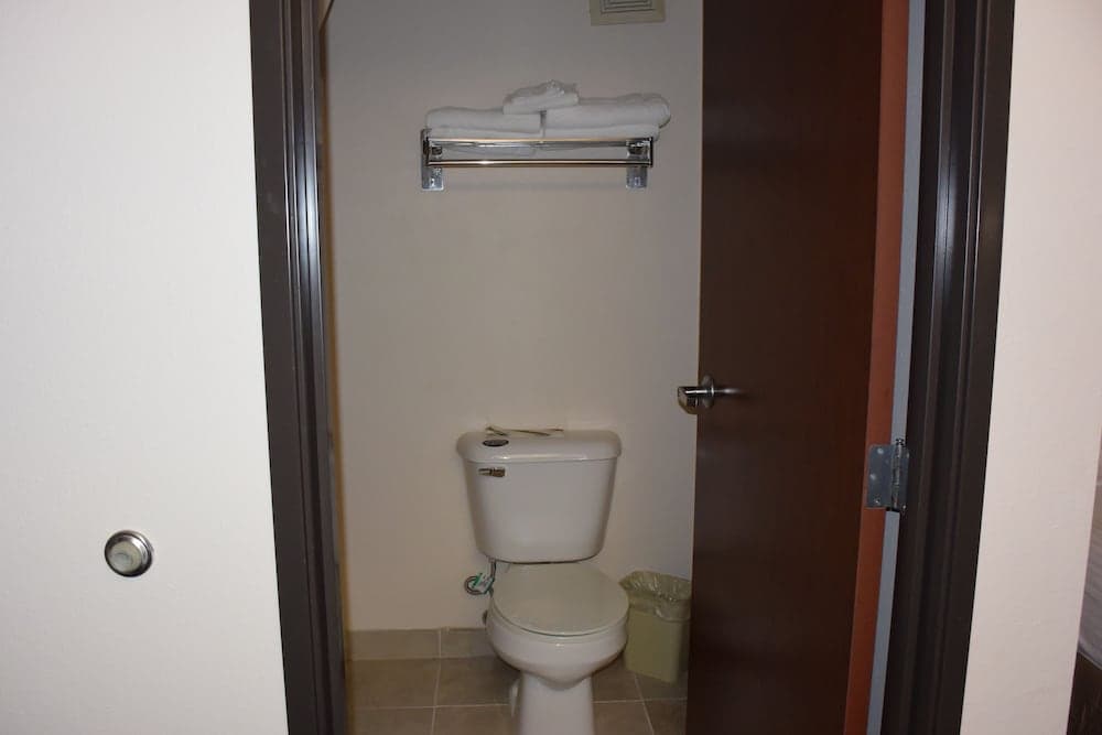 Travelodge Suites by Wyndham Newberg gallery photo in Newberg, OR — image 75