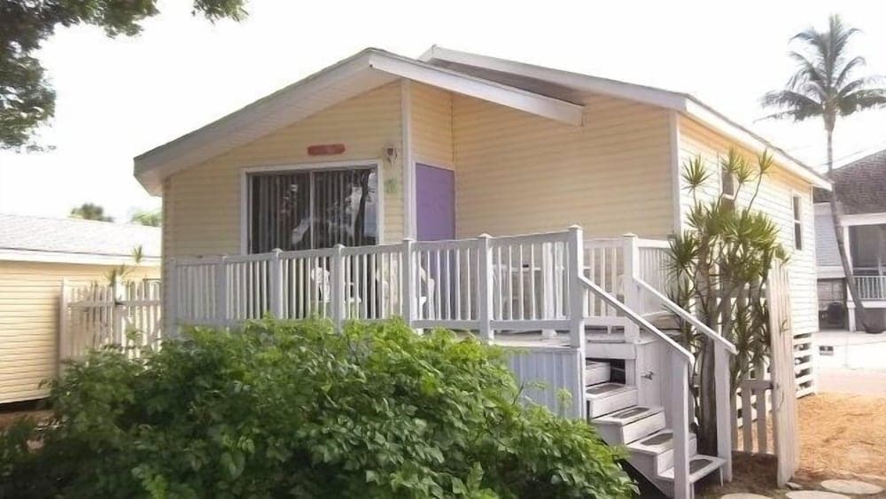 Silver Sands Villas featured exterior or lobby in Fort Myers Beach, FL — similar hotel