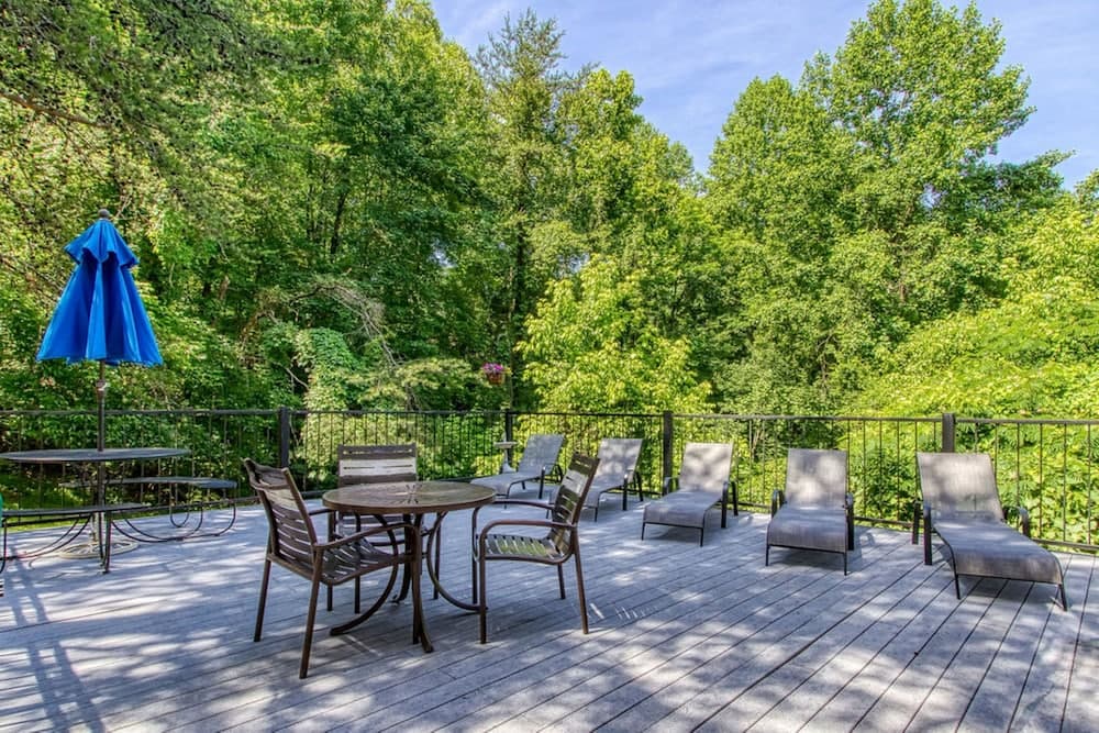 Pinecrest Townhomes-1K-2Q Unit-Renovated interior in Pigeon Forge, TN — gallery photo 2