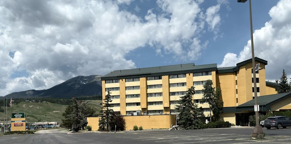 Mountain Valley Inn & Suites featured exterior or lobby in Silverthorne, CO — similar hotel