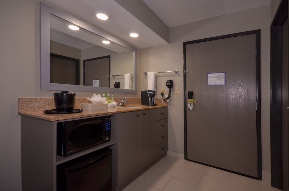 Holiday Inn Express Fayetteville- Univ of AR Area by IHG interior in Fayetteville, AR — gallery photo 2