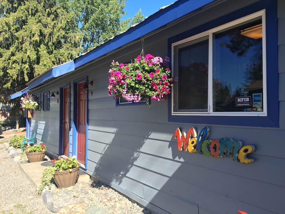 Flathead Lake Resort featured exterior or lobby in Bigfork, MT — similar hotel