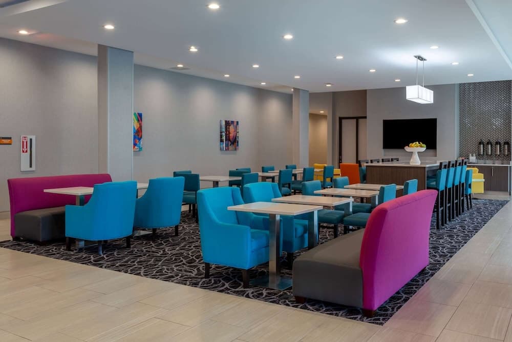 La Quinta Inn & Suites by Wyndham Shorewood gallery photo in Joliet, IL — image 26