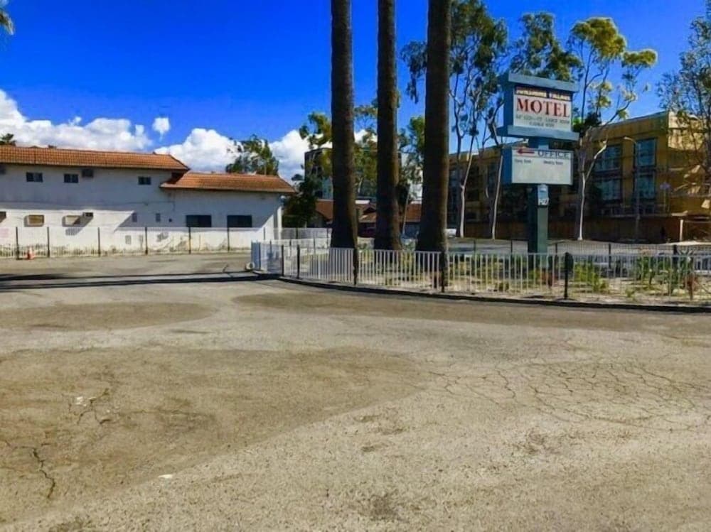 Sunshine Village Motel property views in Santa Ana, CA — gallery photo 3