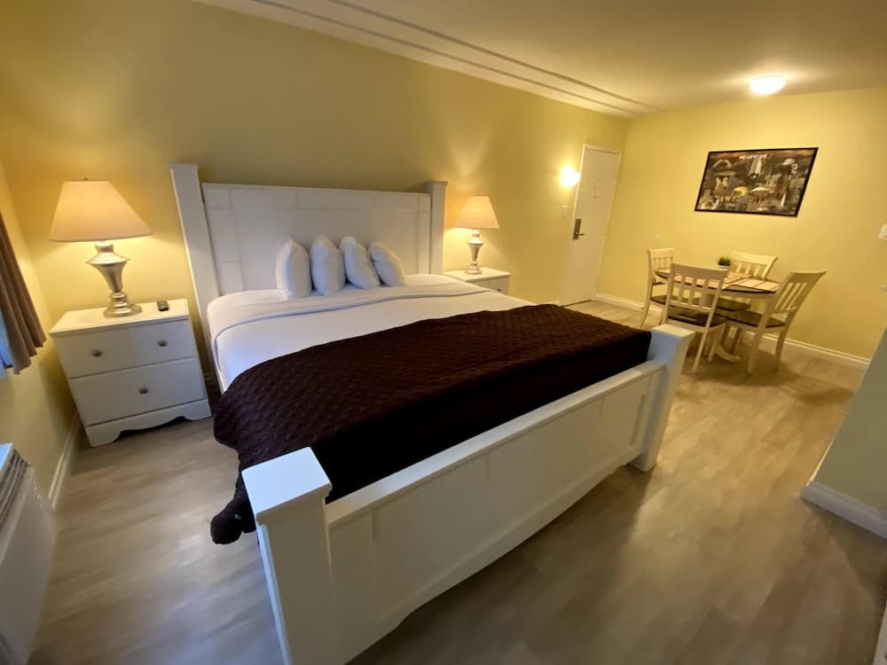 Hollywood Celebrity Hotel property views in Los Angeles, CA — gallery photo 3