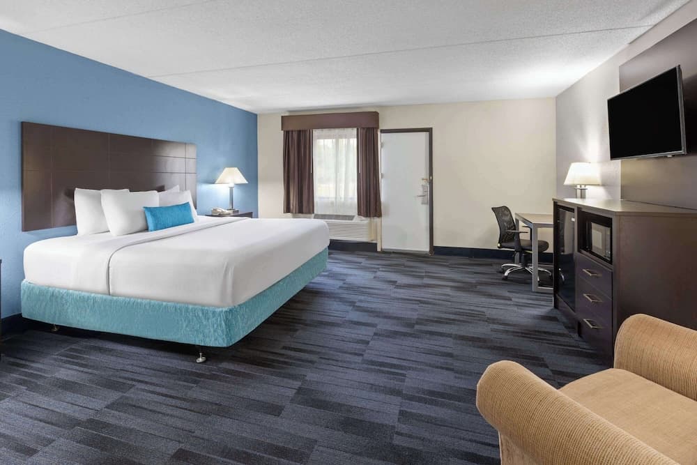 Baymont Inn and Suites by Wyndham Farmington, MO interior in Farmington, MO — gallery photo 2