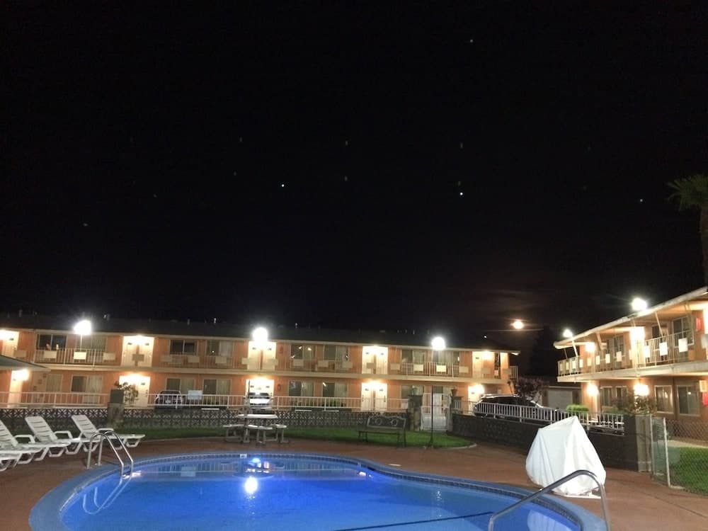 The River Inn and Suites property views in Red Bluff, CA — gallery photo 3