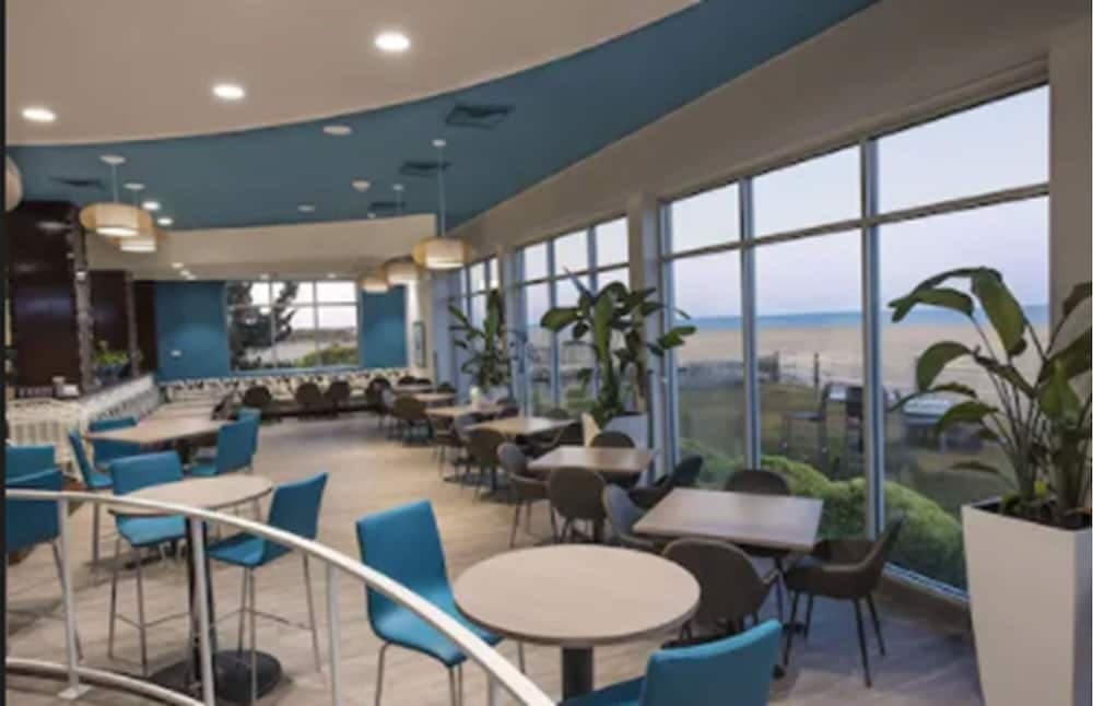 Wyndham Virginia Beach Oceanfront gallery photo in Virginia Beach, VA — image 26