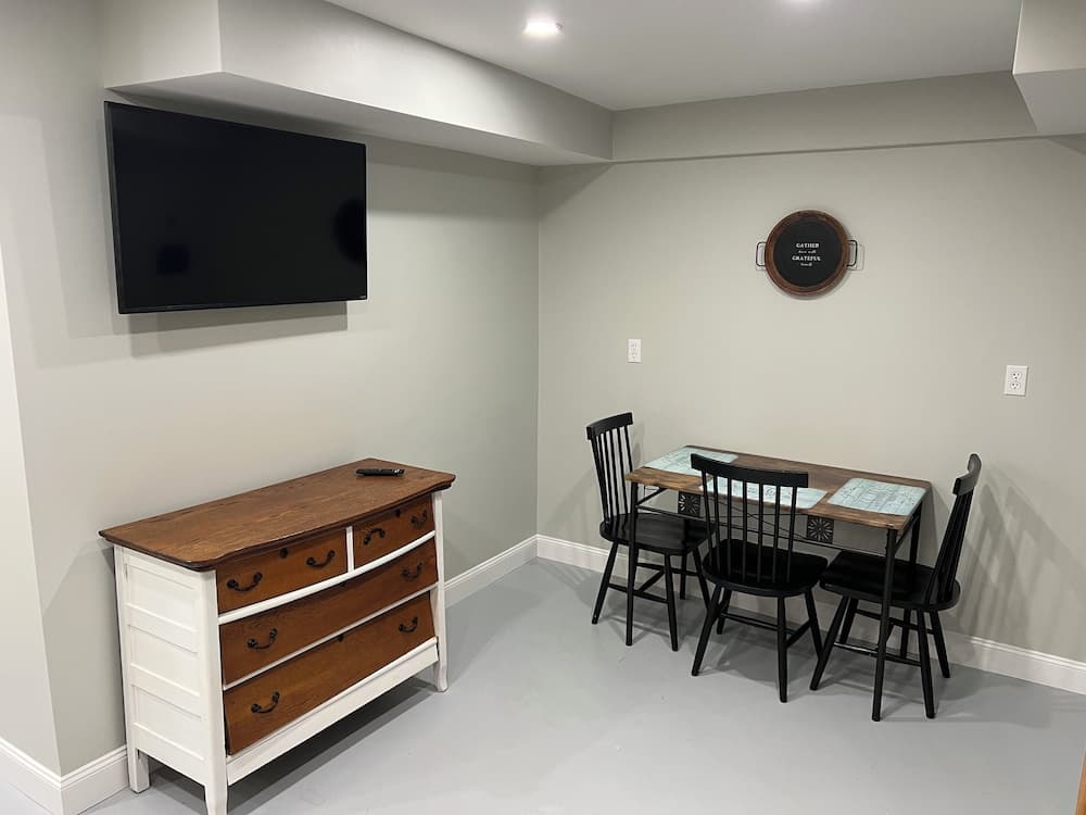 Valley View Inn interior in Liberty — gallery photo 2