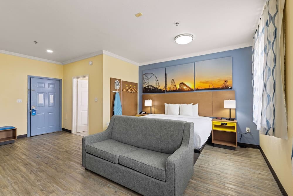 Days Inn & Suites by Wyndham Euless DFW Airport South property views in Euless, TX — gallery photo 3
