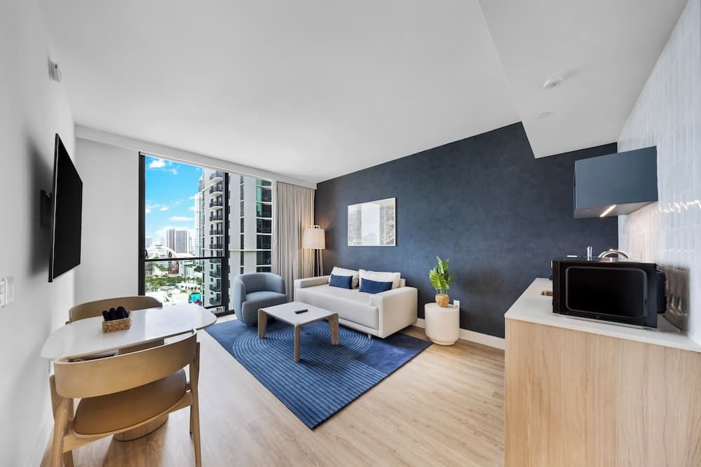 Chic Downtown 1BR with Stunning Views interior in Miami, FL — gallery photo 2